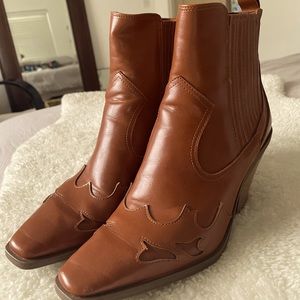 Gorgeous saddle color western ankle bootie size 8